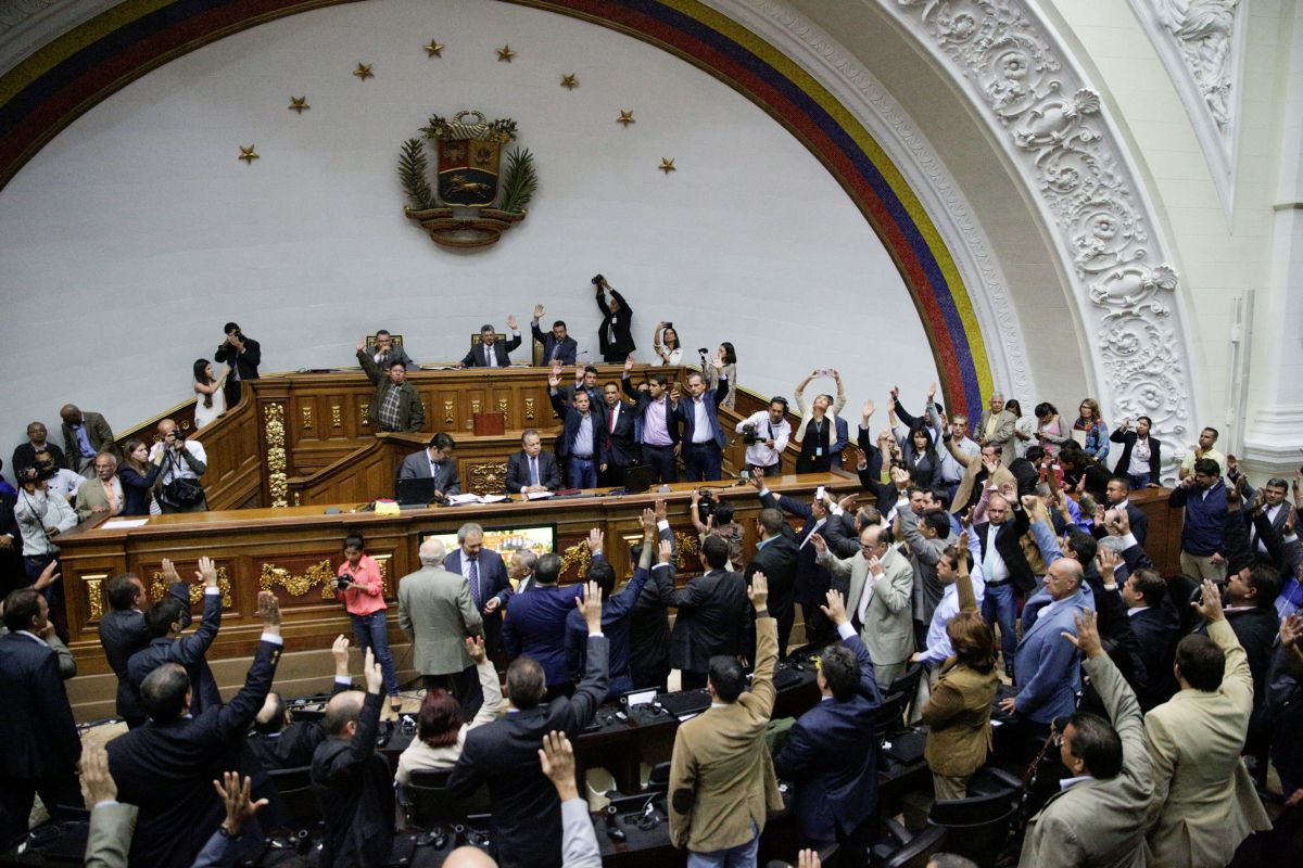 парламент Венесуэлы голосует за начало процедуры импичмента Мадуро