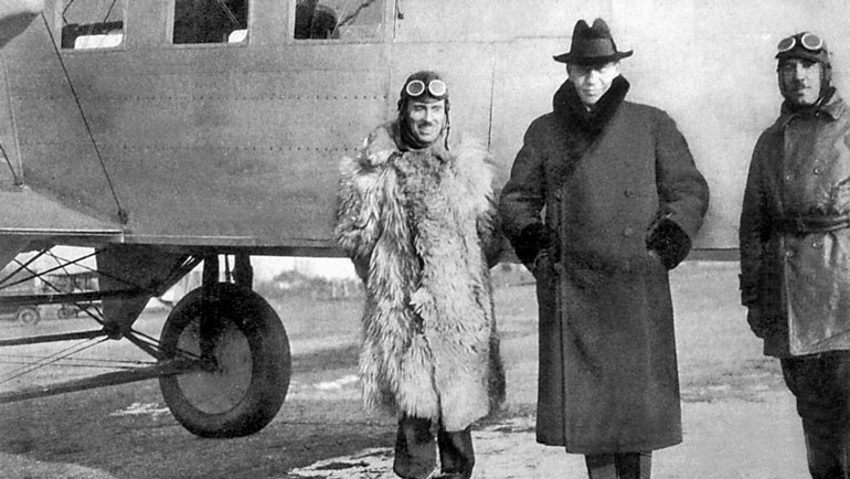 Рахманинов (в шляпе) и и Сикорский (справа) возле самолёта С-29А