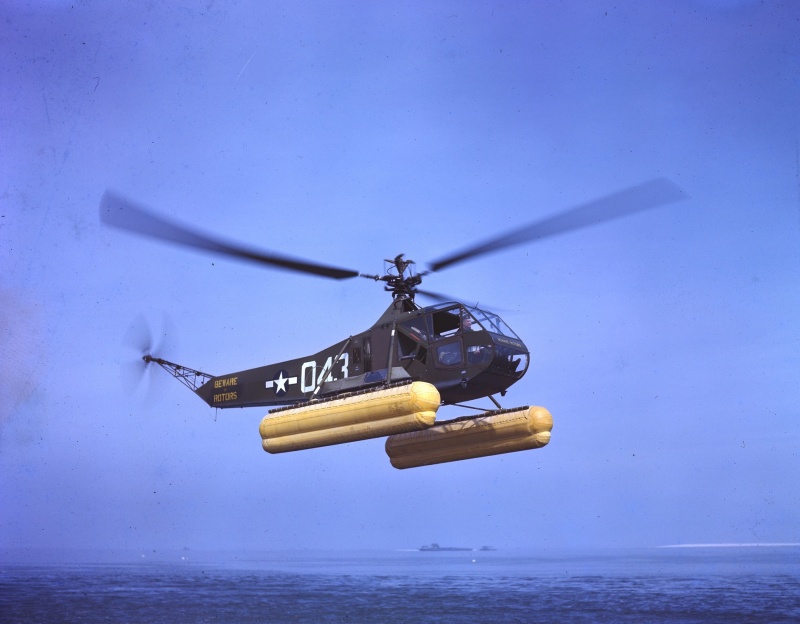 Оборудованный понтонами вертолет Сикорски R-4B (Sikorsky R-4B) береговой охраны США в полете.