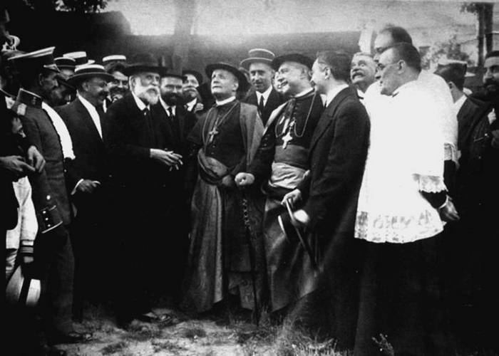 Встреча Антонио Гауди с представителями испанской церкви на строительстве храма Саграда Фамилиа