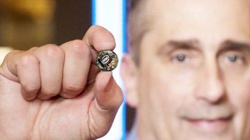 Глава Intel Брайан Кржанич демонстрирует чип Curie